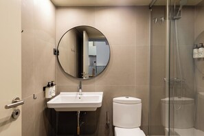 Apartamento, 3 habitaciones | Baño | Ducha, secador de pelo y papel higiénico