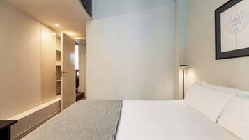 Appartement, 3 slaapkamers | Een kluis op de kamer, een bureau, verduisterende gordijnen