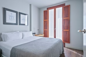 Appartement, 2 slaapkamers | Een kluis op de kamer, een bureau, verduisterende gordijnen