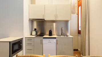 Huoneisto, 3 makuuhuonetta | Yksityinen keittiö | Jääkaappi, mikroaaltouuni, liesi, astianpesukone