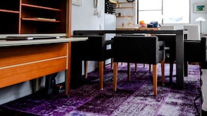 Una cocina compacta con comedor, que cuenta con un horno empotrado, un lavamanos y un ventanal con vistas.