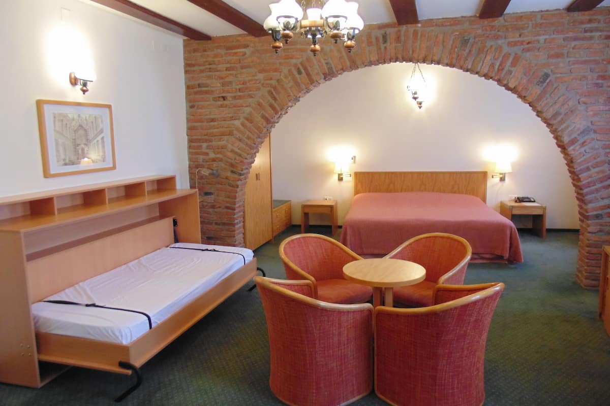 triple room | minibar, in-room safe, desk, iron/ironing board