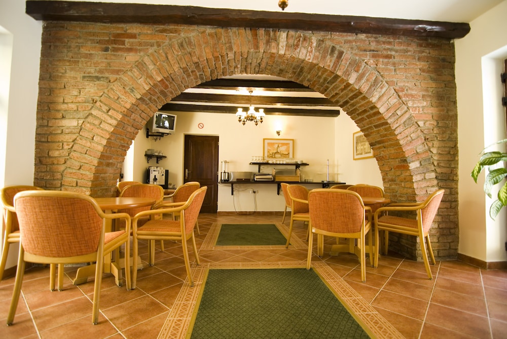 Curtea Brașoveană by null