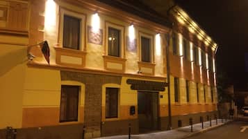 Boendets fasad - kväll/natt