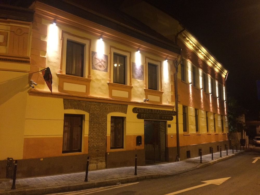 Curtea Brașoveană by null