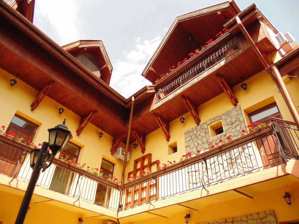 Curtea Brașoveană by null