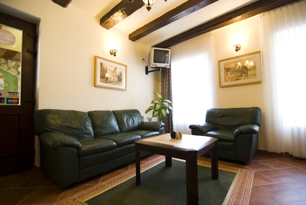 Curtea Brașoveană by null