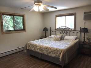 4 bedrooms, iron/ironing board, WiFi, bed sheets