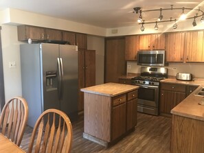 Een koelkast, een microgolfoven, een oven, een kookplaat