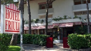 A hotel entrance with a sign reading "HOTEL FRIULI". - Hotel Friuli (Lignano Sabbiadoro)