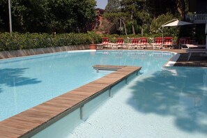 Outdoor pool, pool loungers - Hotel Friuli (Lignano Sabbiadoro)