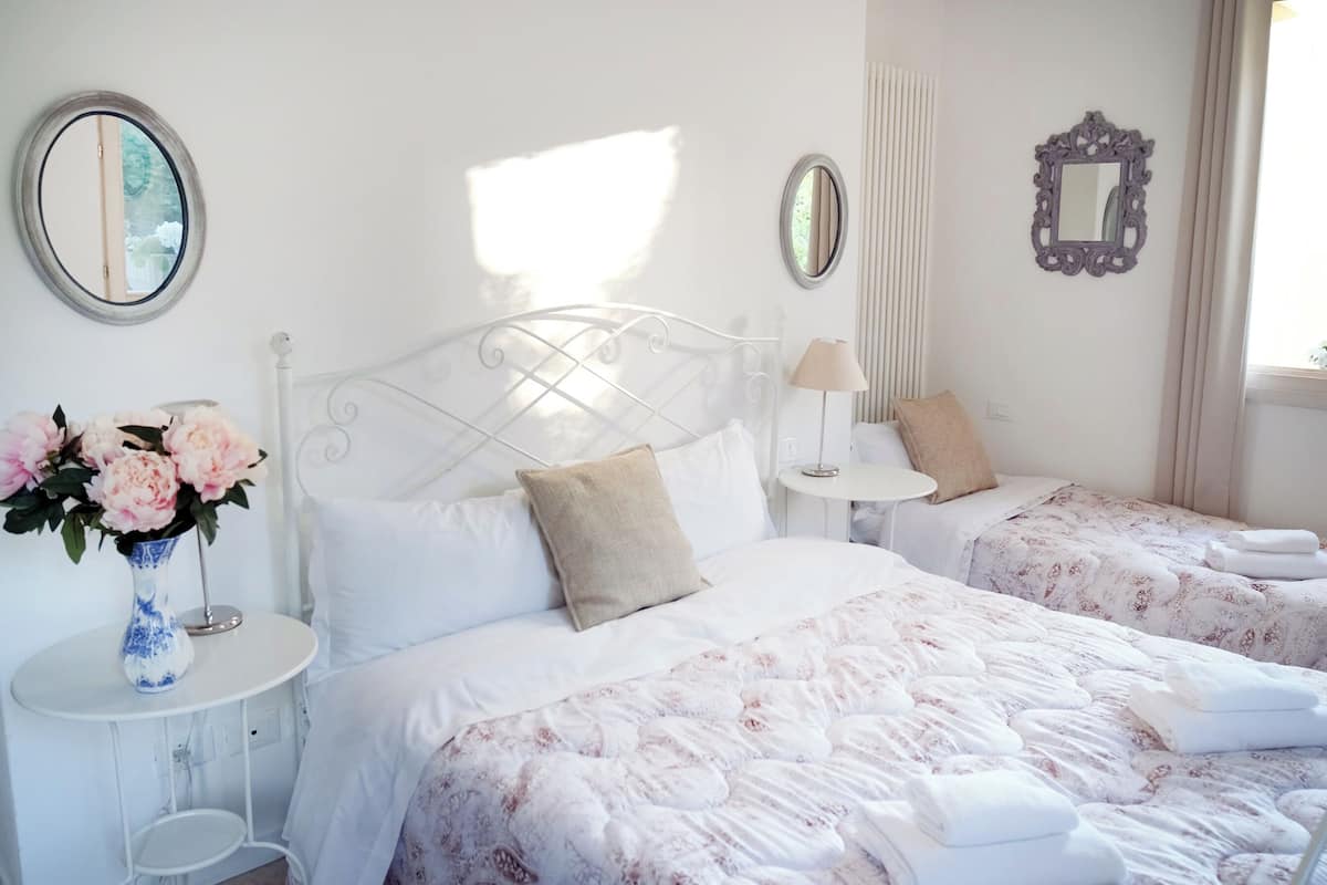 Habitación Confort | Sistema de insonorización y tabla de planchar con plancha