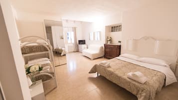 Ein Hotelzimmer mit Bett, Stuhl, Schreibtisch, Spiegel und Kleiderschrank.