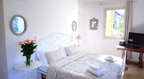 Habitación Confort | Insonorización, tabla de planchar con plancha y cunas gratuitas
