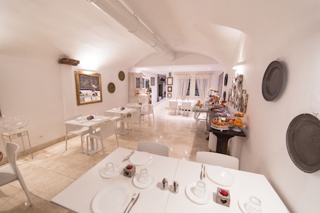 Breakfast area. Academia Resort