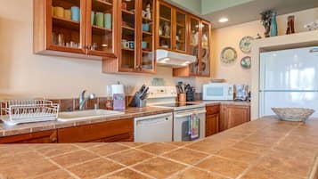 Réfrigérateur, micro-ondes, lave-vaisselle, cafetiÚre/bouilloire