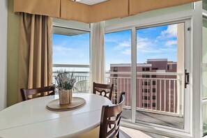 Dining - Ocean View Beach Suite w Lazy River (Myrtle Beach)