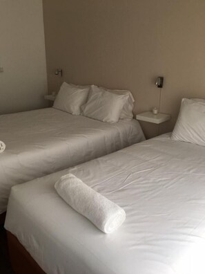 In-room safe, blackout curtains, iron/ironing board, free WiFi - Lx Center Guesthouse (Lisbon)