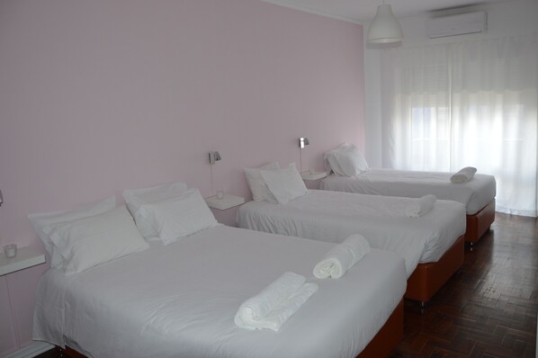 Chambre Quadruple | Coffres-forts dans les chambres, rideaux occultants