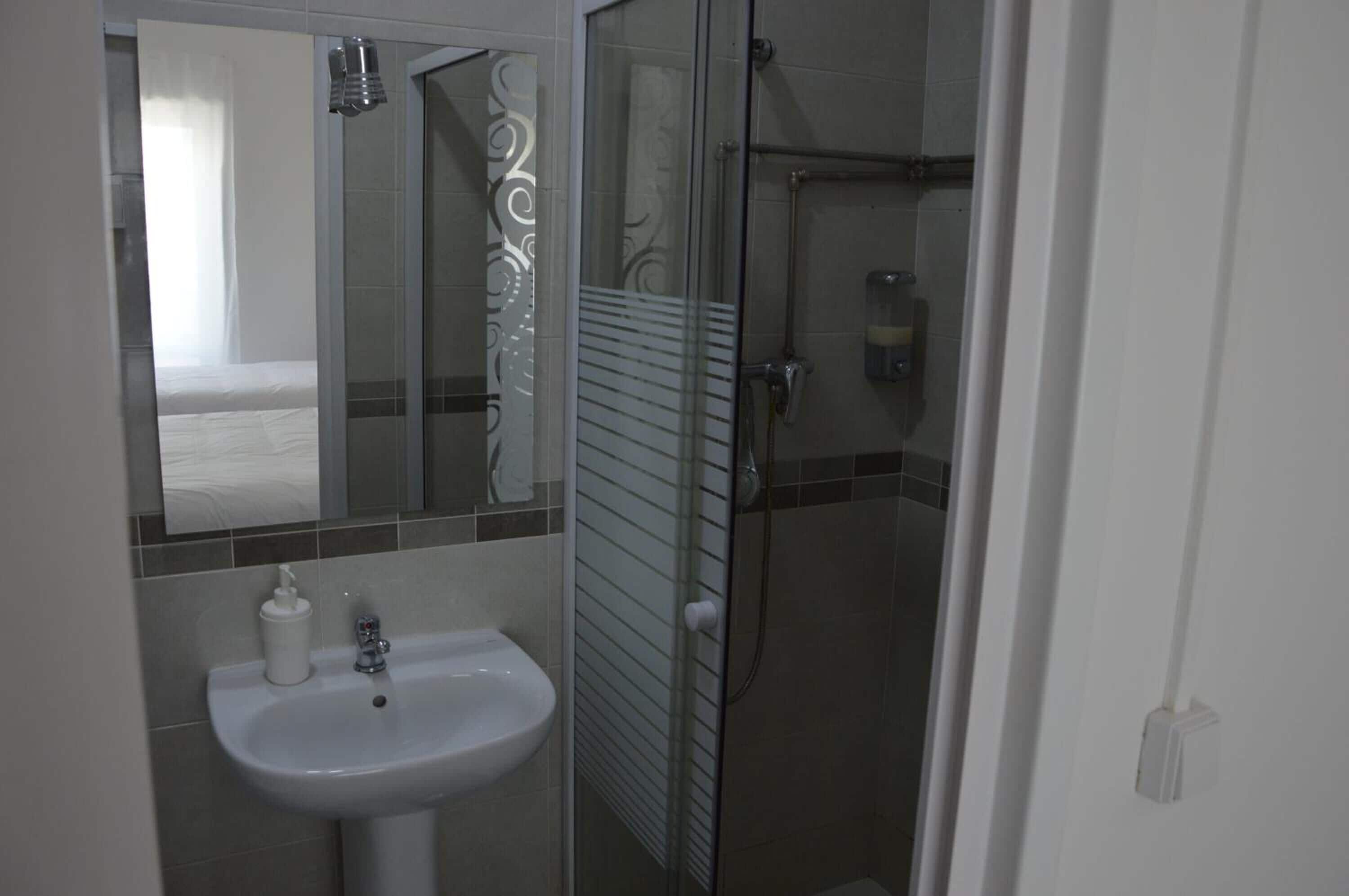 Shower, rainfall showerhead, free toiletries, towels
