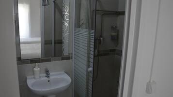 Shower, rainfall showerhead, free toiletries, towels