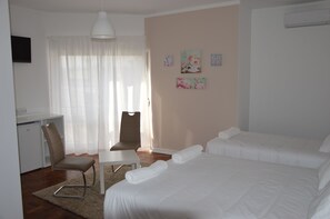 In-room safe, blackout curtains, iron/ironing board, free WiFi - Lx Center Guesthouse (Lisbon)