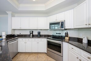 Kühlschrank, Mikrowelle, Ofen, Geschirrspüler