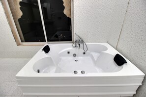 Suite Classique | Salle de bain | Douche, articles de toilette gratuits, serviettes fournies