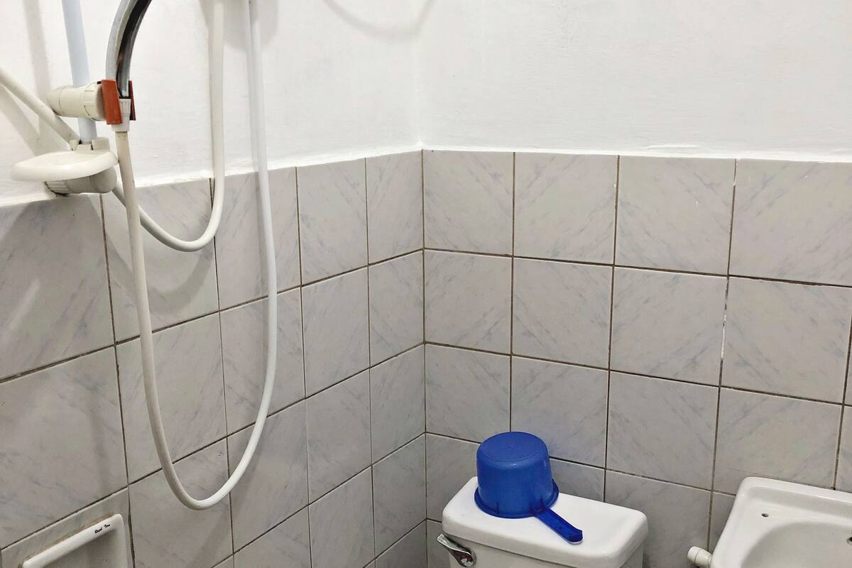 suite | bathroom | shower, free toiletries, slippers, towels