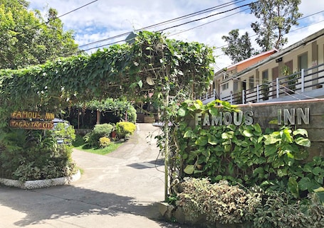 Entrada de la propiedad. Famous Inn