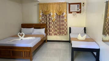 Kamar Ekonomi | Meja kerja dan setrika/meja setrika