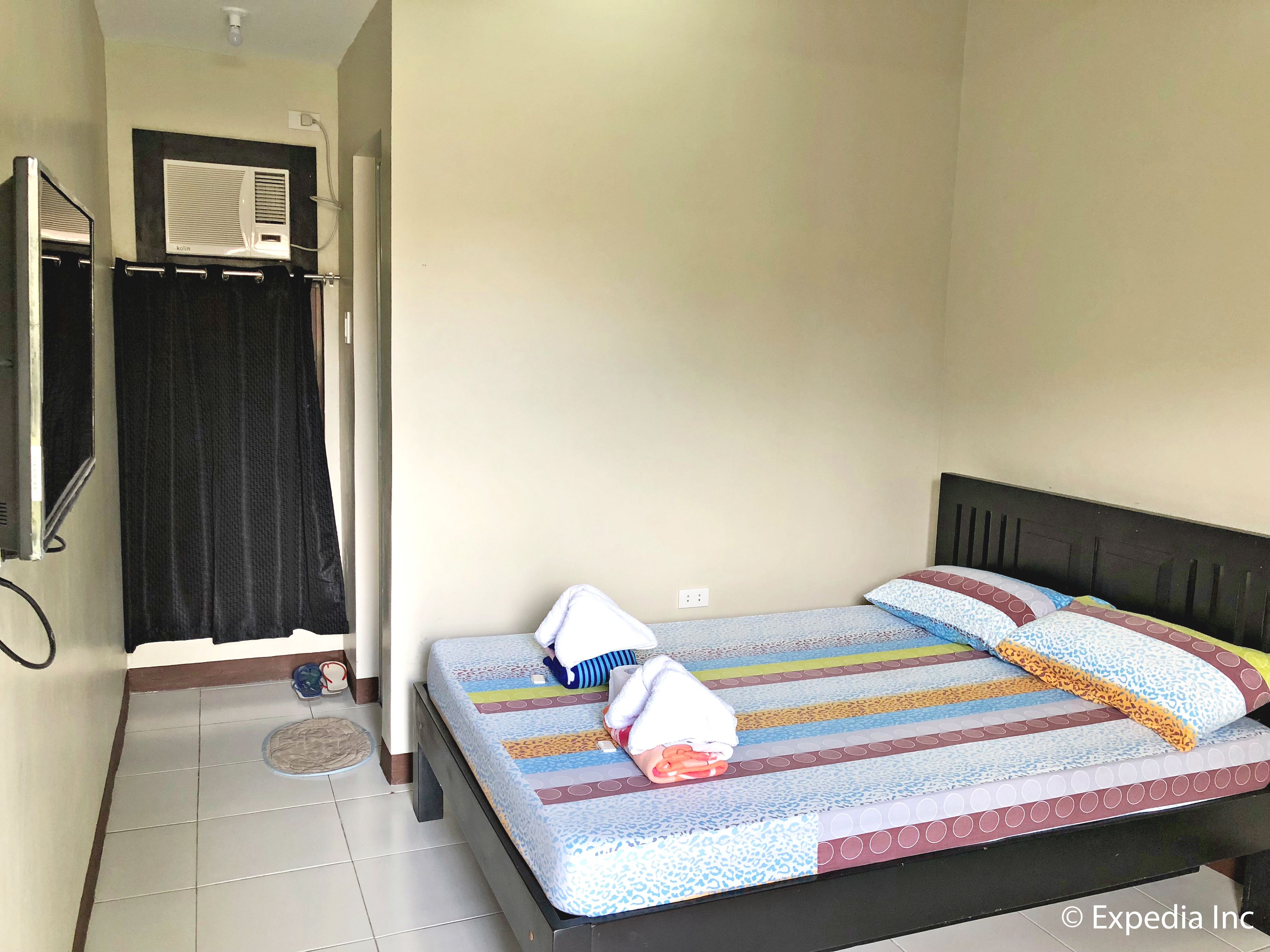 deluxe room | desk, iron/ironing board