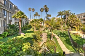 Property grounds - Luxury on the Beach! (Oceanside)