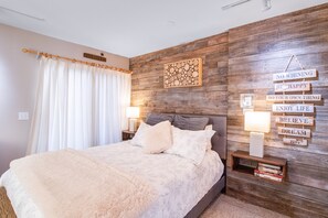 4 bedrooms, in-room safe, desk, iron/ironing board