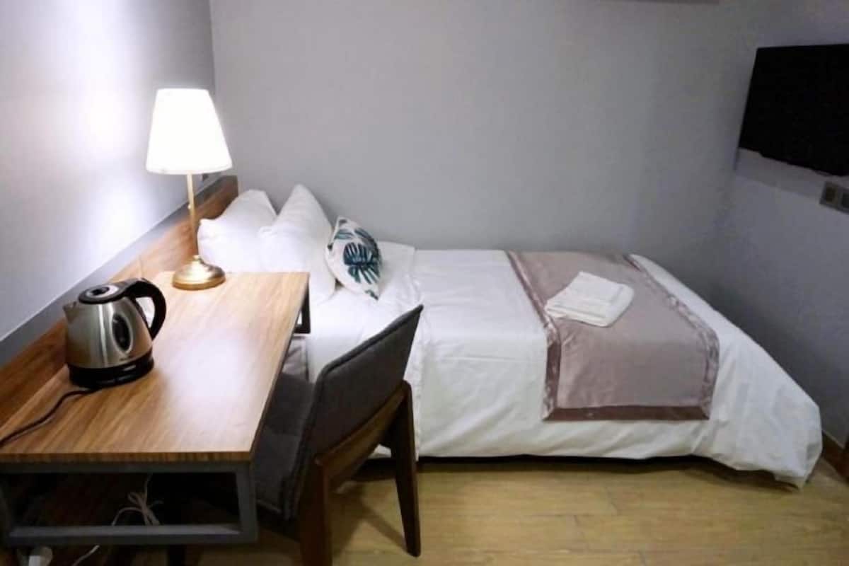 Hochwertige Bettwaren, Schreibtisch, Bügeleisen/Bügelbrett