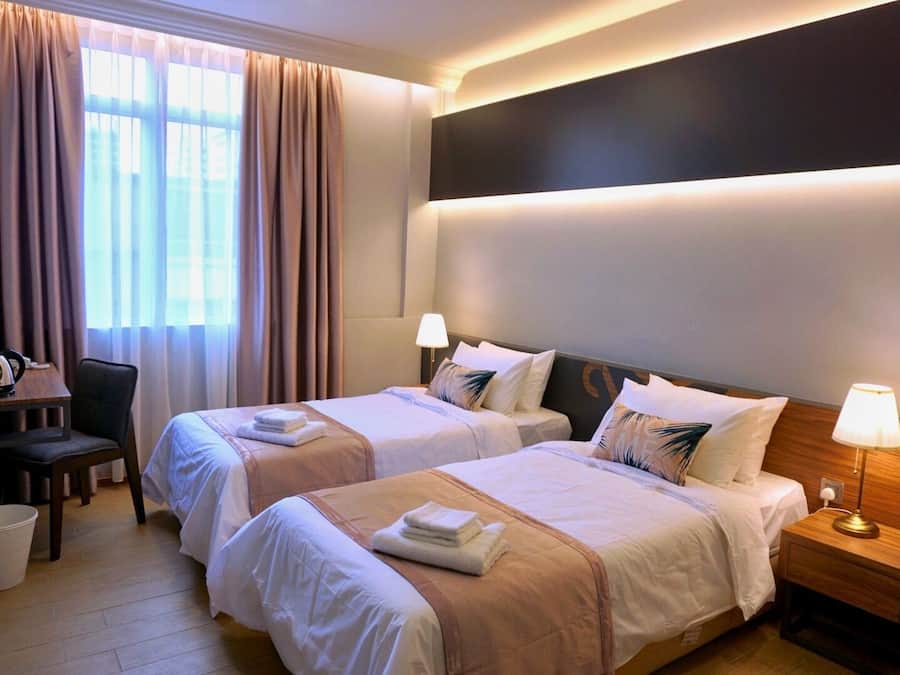 Superior Twin kamer (With window) | Luxe beddengoed, een bureau, een strijkplank/strijkijzer, gratis wifi