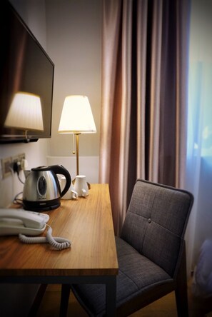 Superior Queen Room (With window) | Premium bedding, desk, iron/ironing board, free WiFi - Hotel Gaia 95 (Kota Kinabalu)