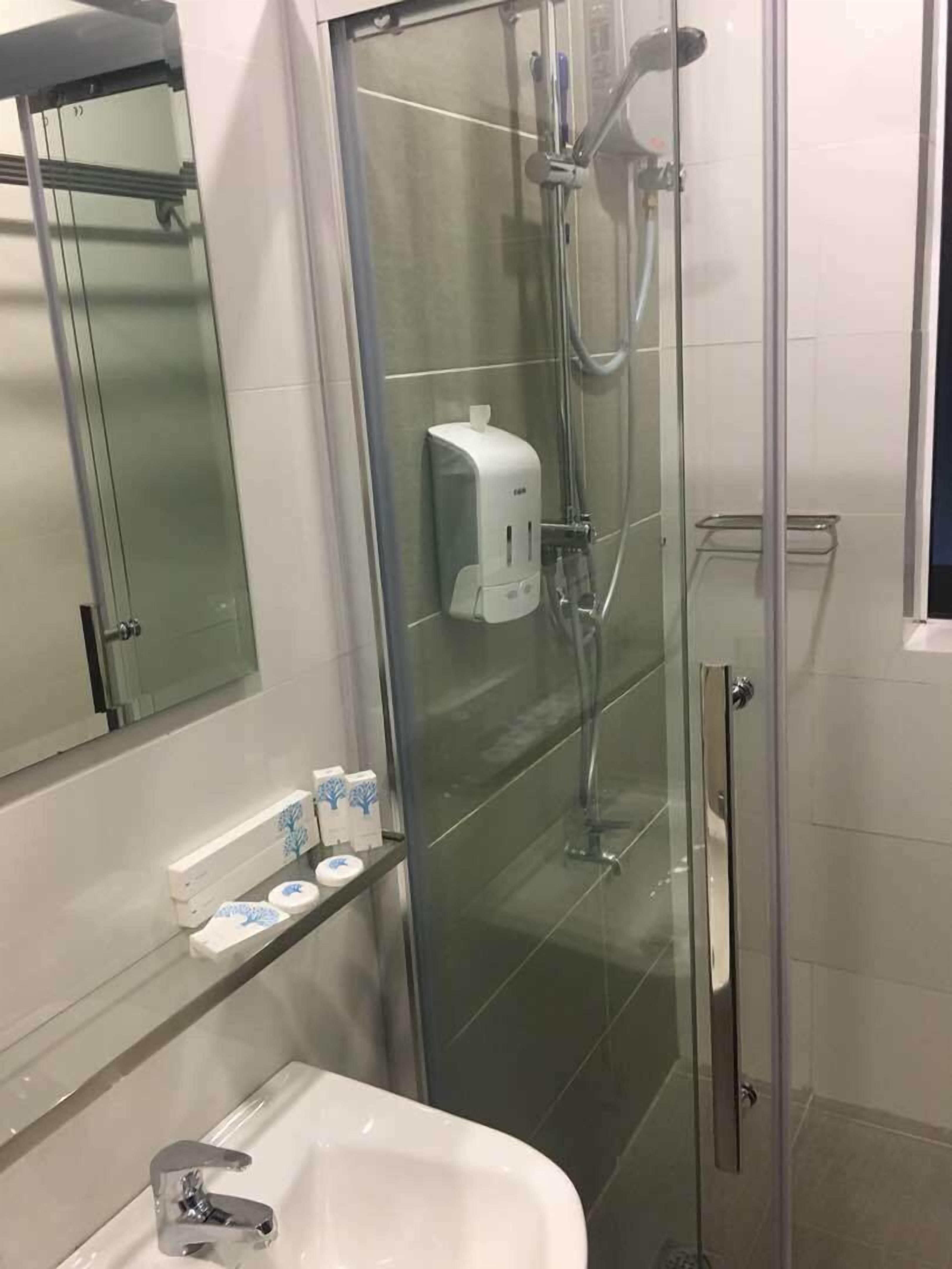 shower, rainfall showerhead, free toiletries, hair dryer
