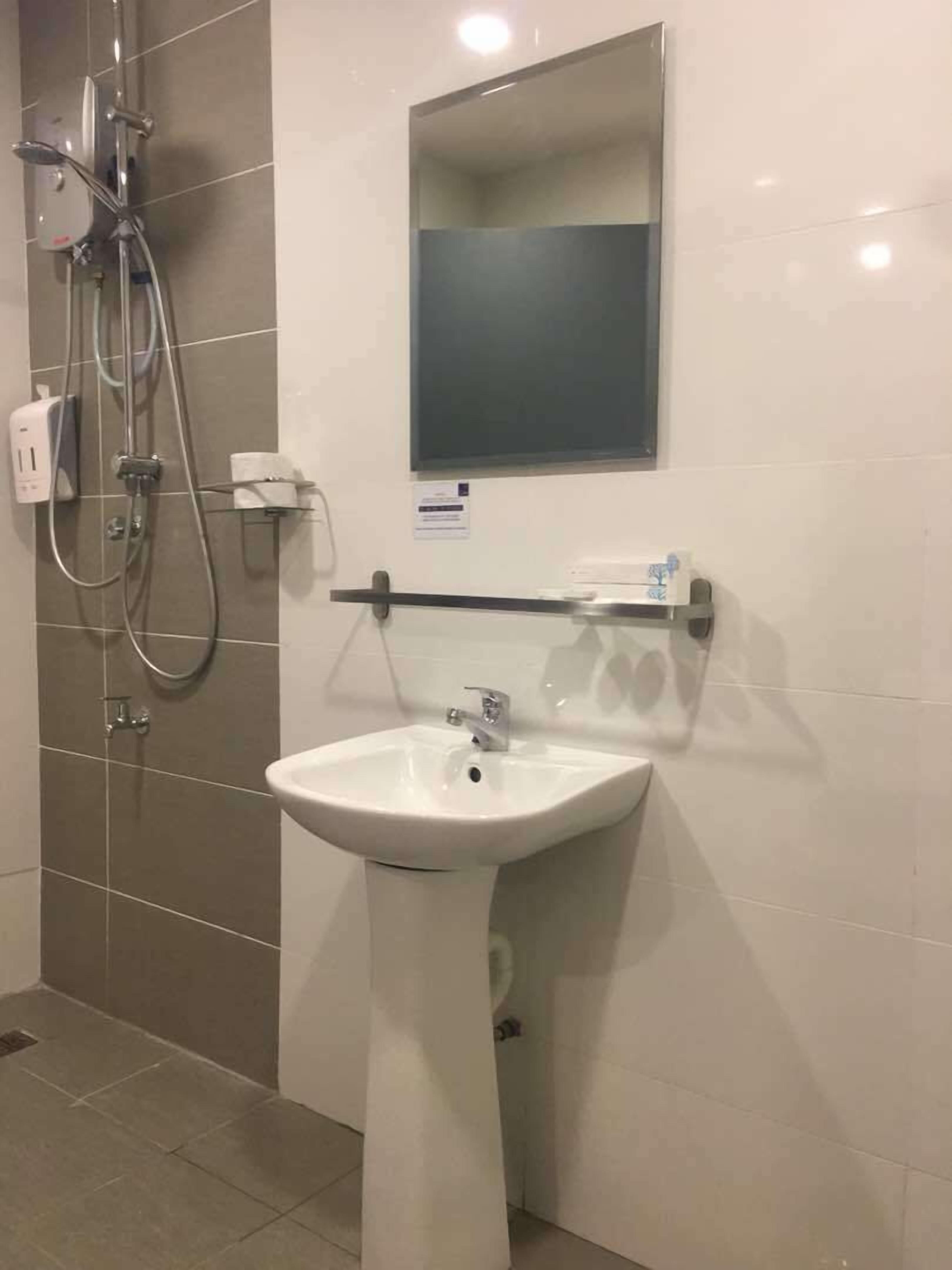superior single room (no window) | bathroom | shower, rainfall showerhead, free toiletries, hair dryer