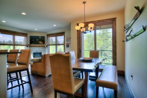 Dining - Welcome to the Bozeman Treehouse on Main Street -- private heated garage (Bozeman)