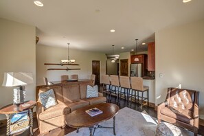 Smart TV, fireplace, DVD player, books - Welcome to the Bozeman Treehouse on Main Street -- private heated garage (Bozeman)