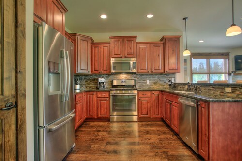 Welcome to the Bozeman Treehouse on Main Street  -- private heated garage