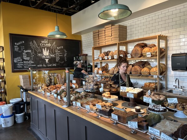 Dining - Welcome to the Bozeman Treehouse on Main Street -- private heated garage (Bozeman)