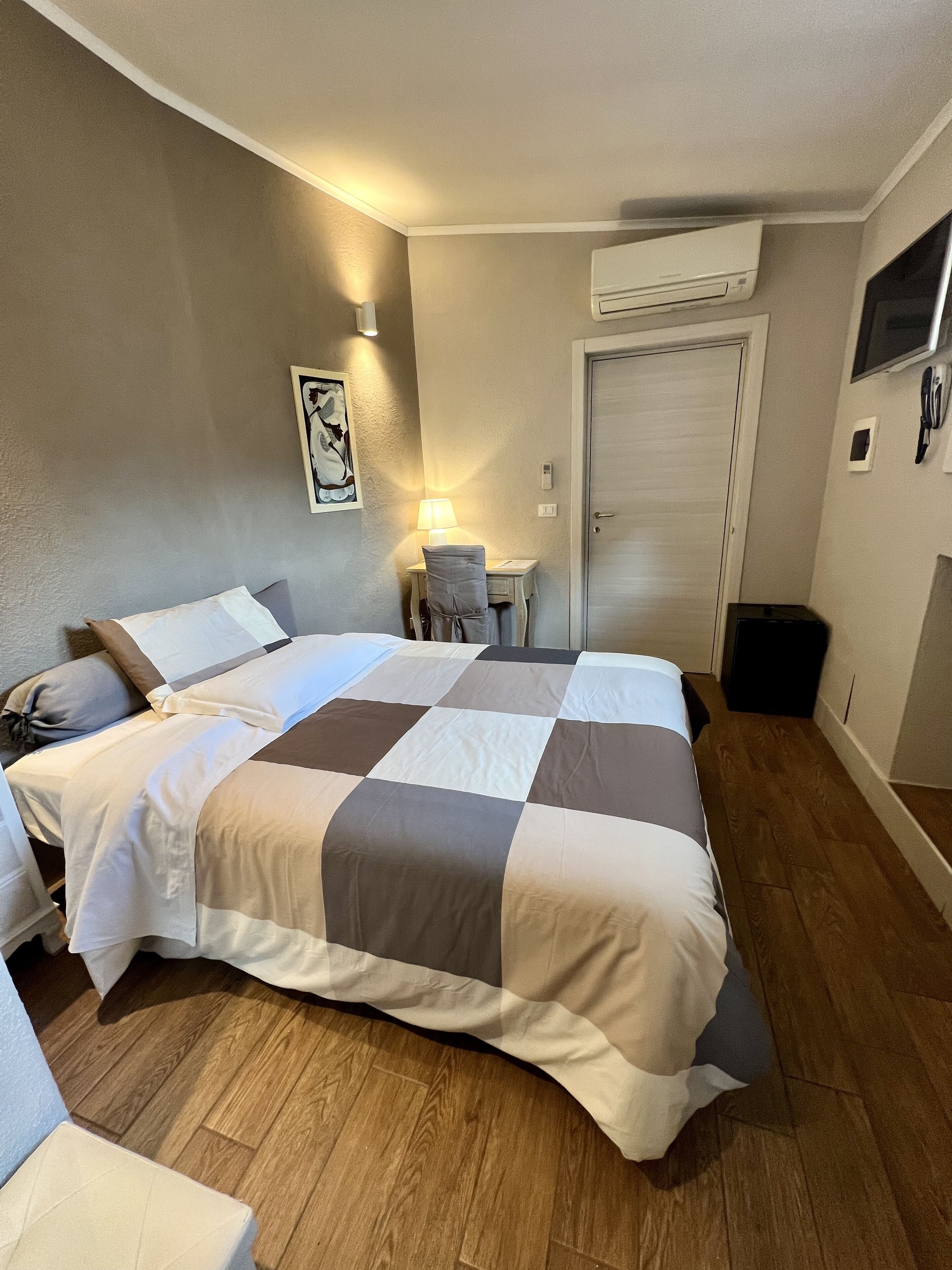 single room | 1 bedroom, in-room safe, desk, soundproofing