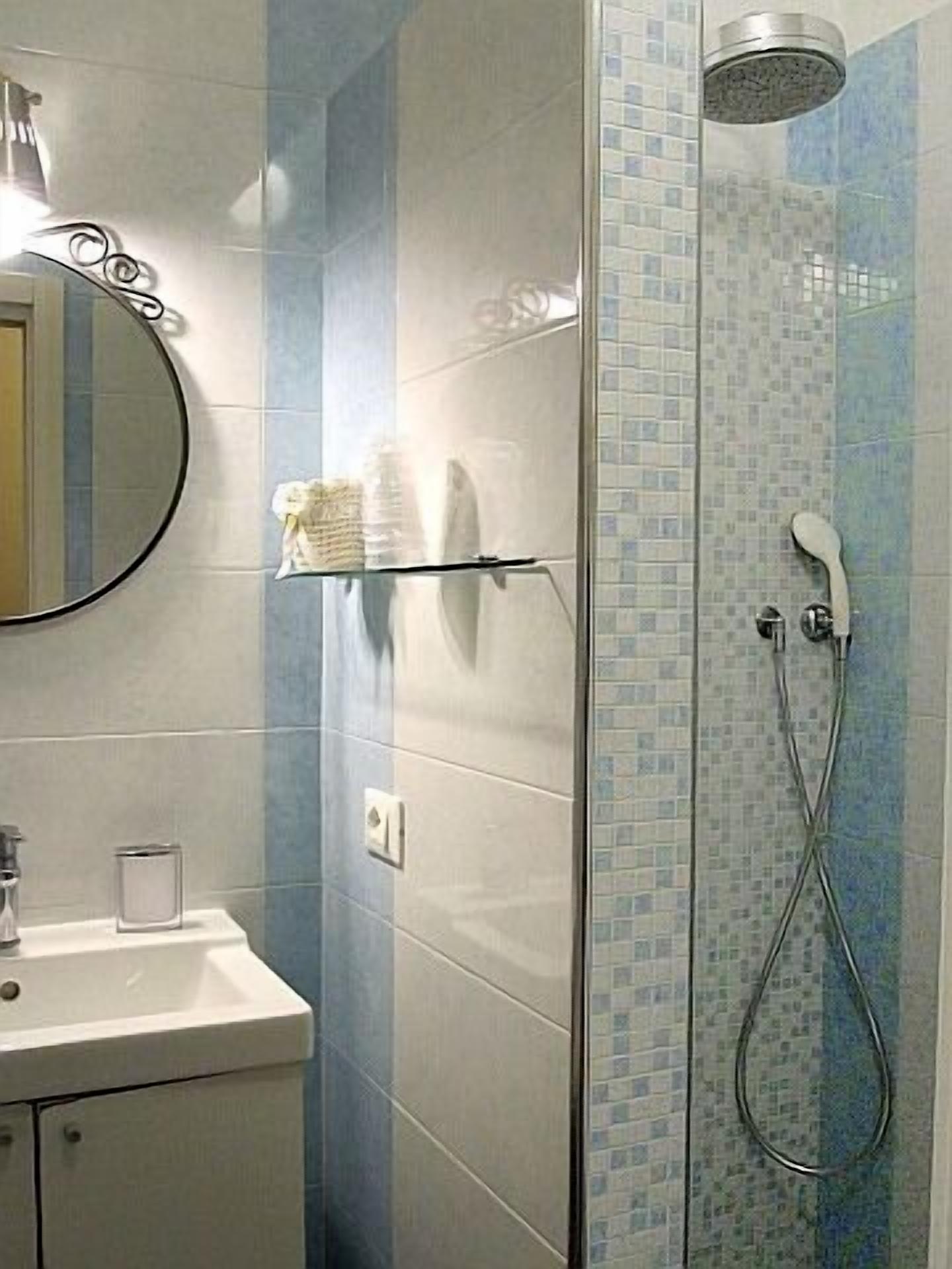 shower, rainfall showerhead, free toiletries, hair dryer