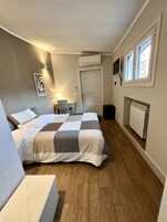 Quarto solteiro | Cofres nos quartos, escrivaninha, quartos à prova de som