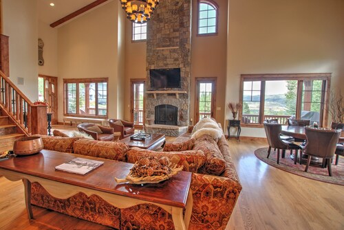 Huge 5 BD Dog Friendly, Hot Tub, Great Reviews