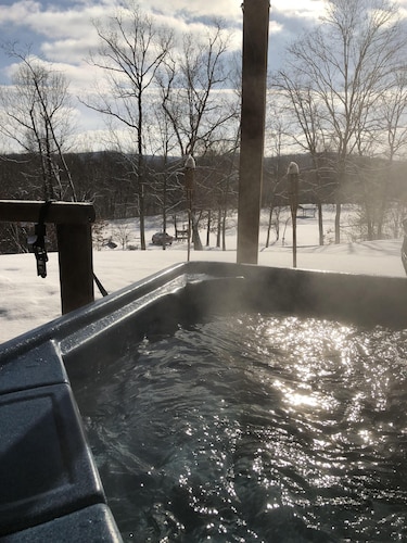 Rustic Log Cabin next to the Hoosier National Forest in the Ohio River Valley