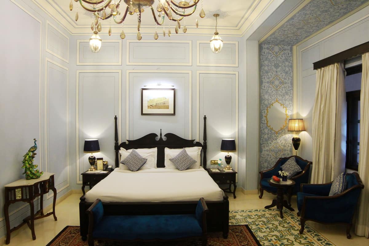 Queen Suite | 1 bedroom, minibar, in-room safe, desk