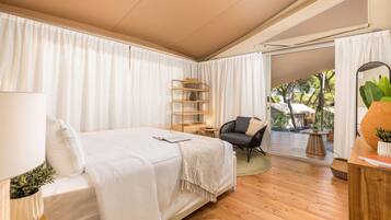 Grand Escape Luxury Suite | In-room safe, desk, laptop workspace, free WiFi